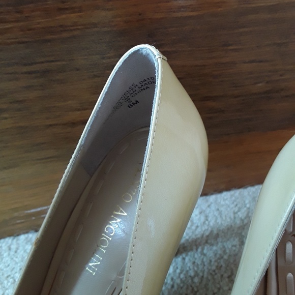 Enzo Angiolini cream/gold ruffle heels 8 - Picture 7 of 7
